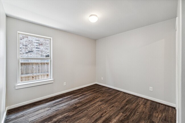 Building Photo - 15434 Paxton Woods Dr