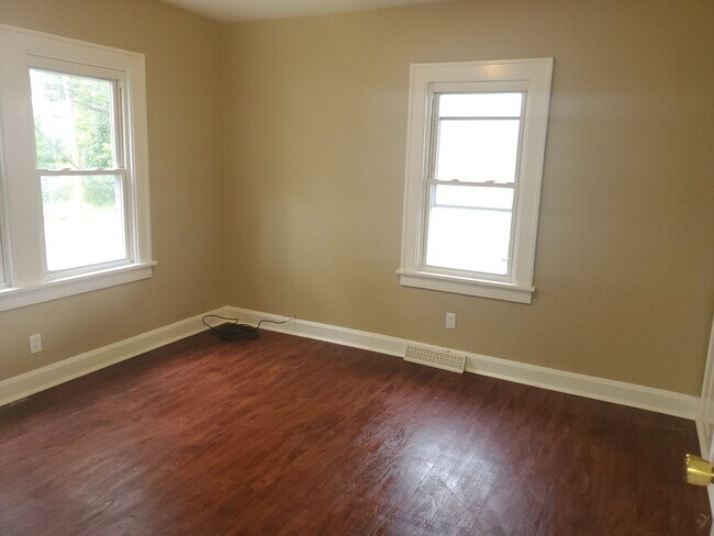 Building Photo - Three Bedroom Two Bathroom Three Fireplaces