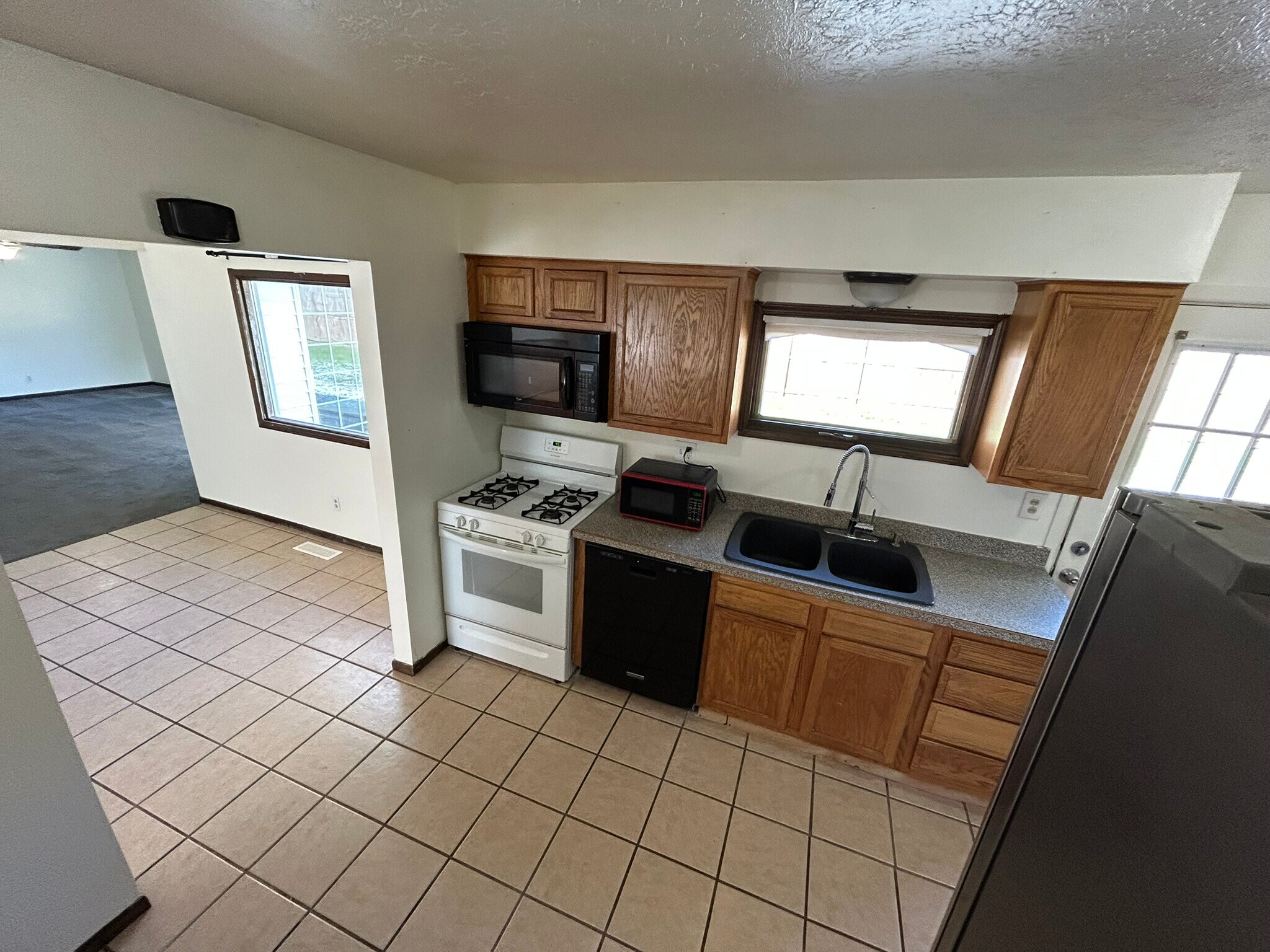 Building Photo - 1882 Paul Dr