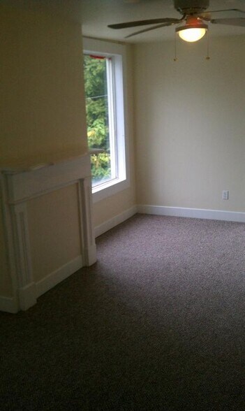 Building Photo - 2212 Ravine St