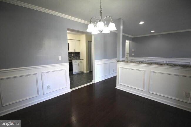 Building Photo - 3121 Sayre Dr