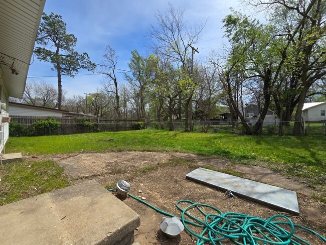 Building Photo - 3 bed 1 bath in Tecumseh!