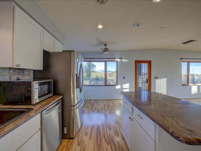 Building Photo - 4 Bedrooms, 3 Bathrooms