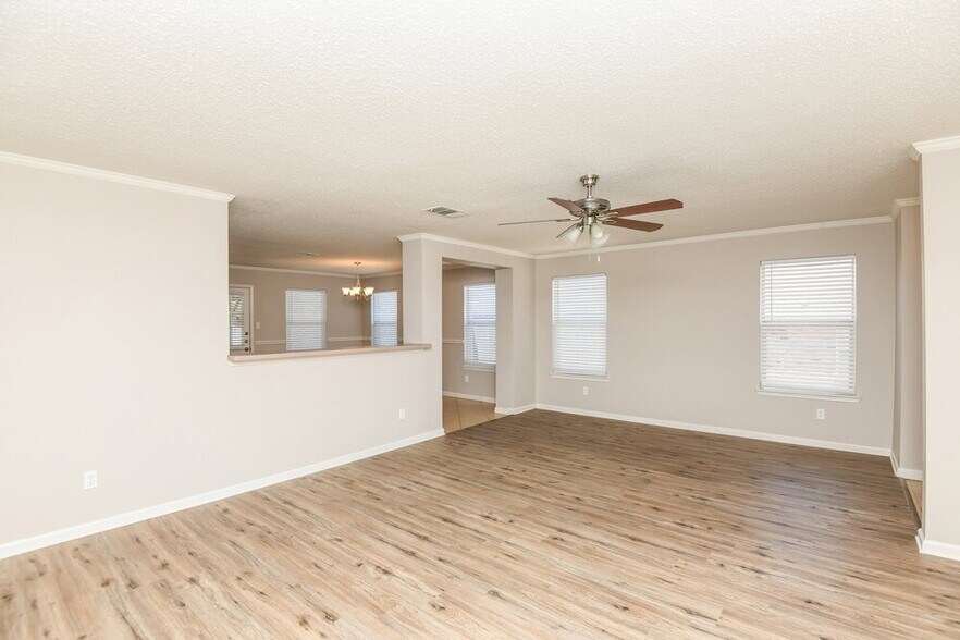 Building Photo - 1333 Fox Glenn