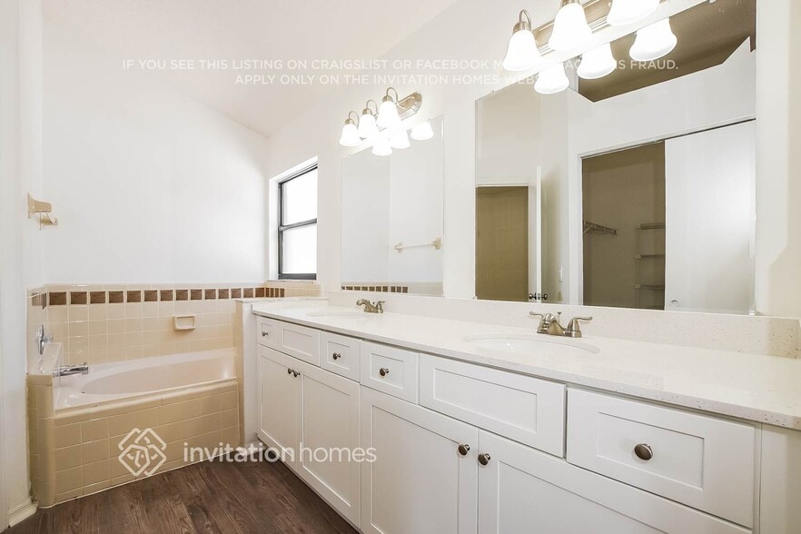 Building Photo - 242 Lakebreeze Cir