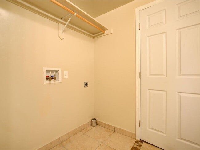 Building Photo - 1421 N Louis Ave