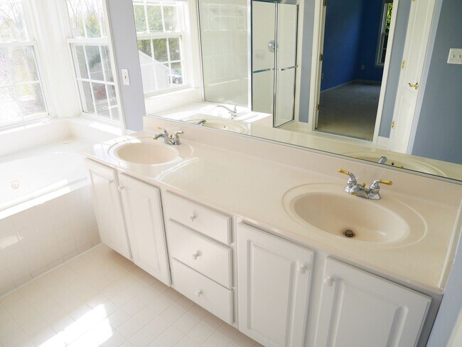 Building Photo - 5 Bedroom 2.5 Bathroom Home- Located in Fi...