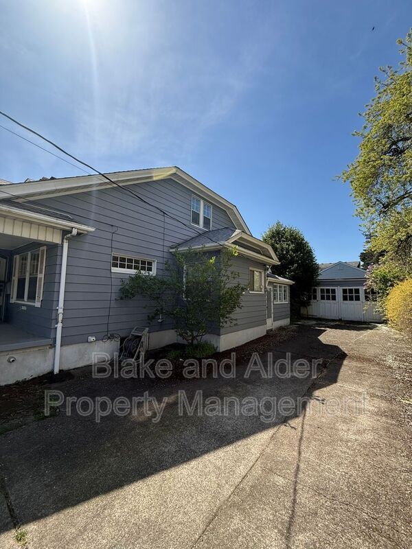 Building Photo - 2825 NE 27th Ave