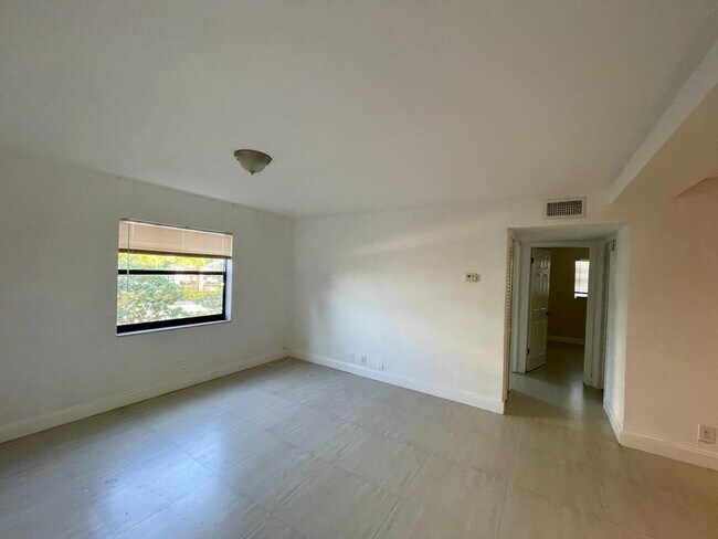 Building Photo - 607 NE 29th Dr