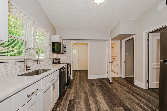 Building Photo - 1807 Erie St