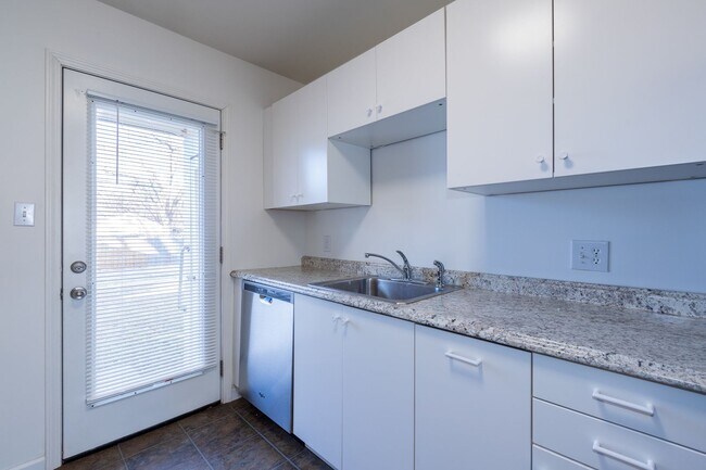 Building Photo - Beautiful Brookside duplex unit - NO PETS