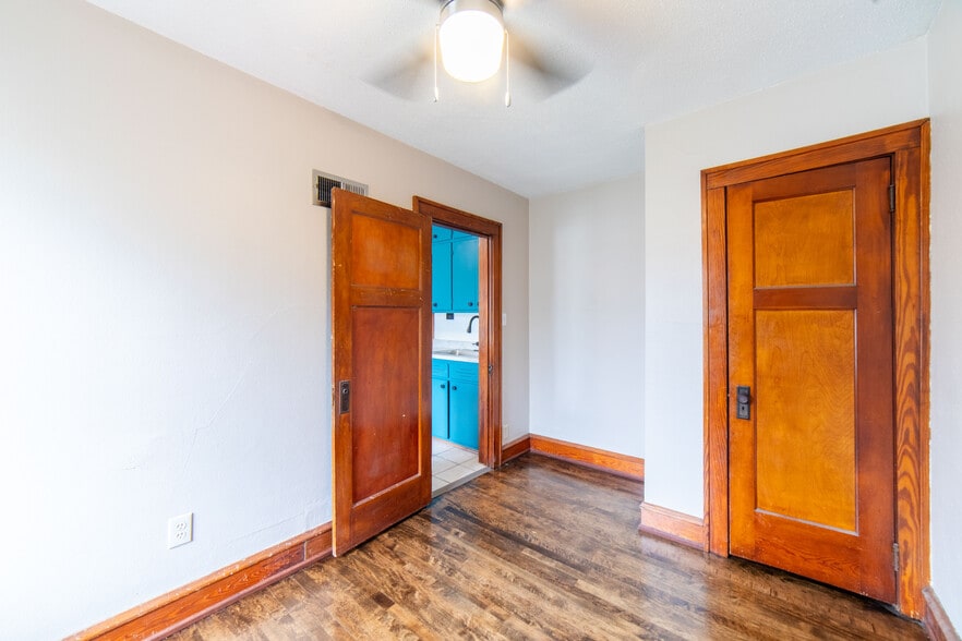 Second bedroom offer kitchen - 5804 W Walker St