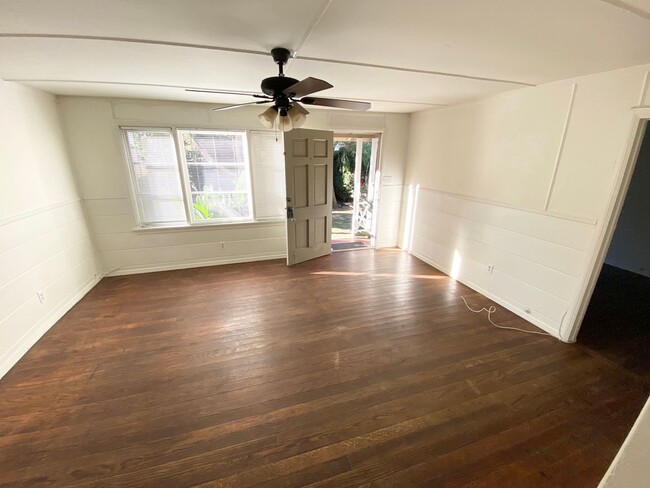 Building Photo - Stunning one bedroom one bath located on pch!