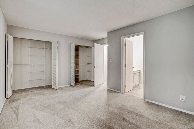 Building Photo - AVAILABLE NOW!! 2 Bedroom 2.5 Bathroom Townhome - Furnished!