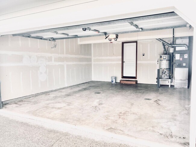 Building Photo - Enormous 4 Bed 2.5Bath + Bonus Room Great Lacey Neighborhood