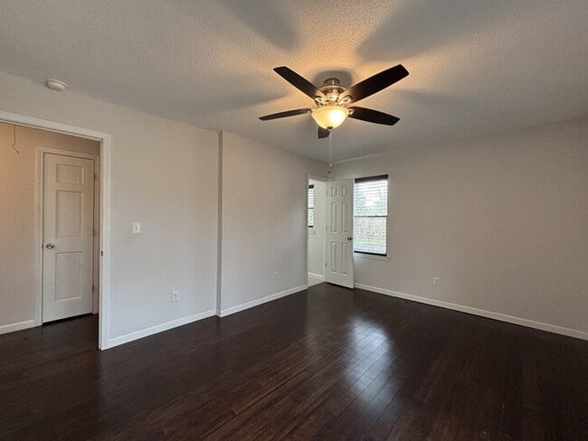 Building Photo - 117 Alma Dr