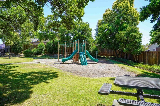 Building Photo - 3670 Silver Oaks Way