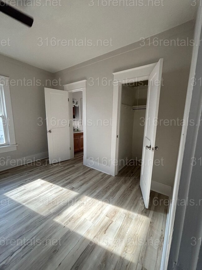 Building Photo - 2 bedroom 1 bath available NOW!