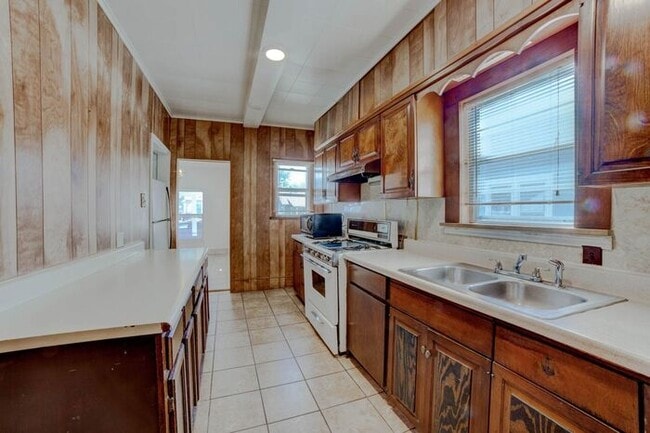 Building Photo - 2 Bedroom 2 Bath Home Near TU!