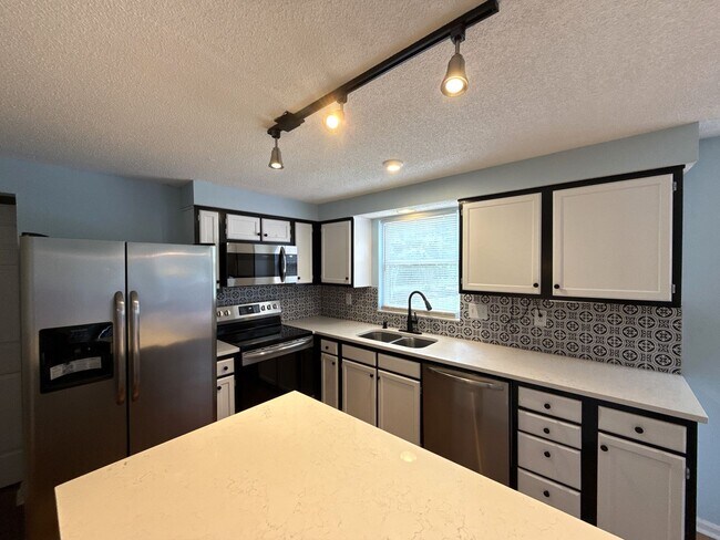 Building Photo - 3-Bedroom Home Close to Ballantyne!