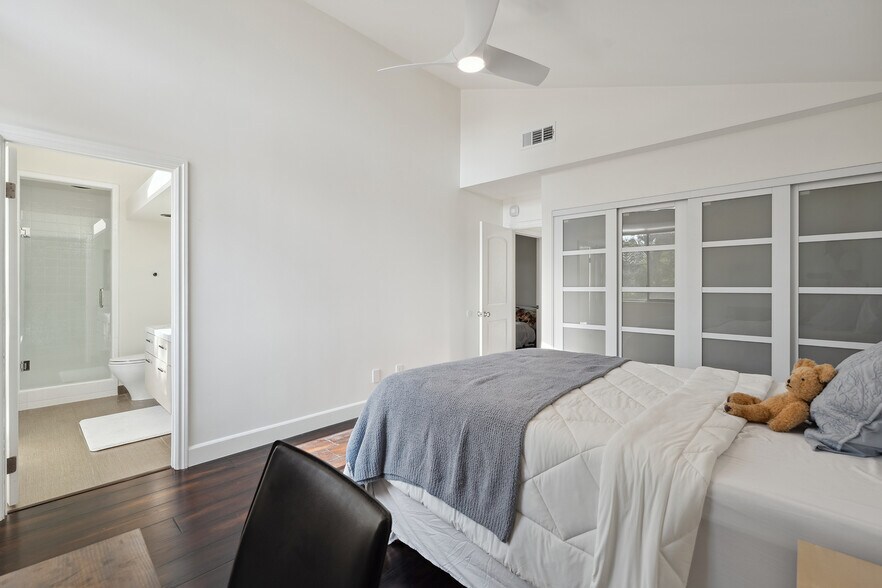 Building Photo - 4372 Park Vicente