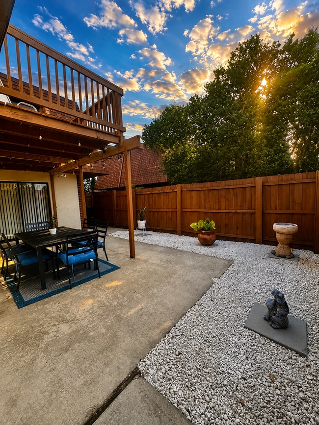 Building Photo - Spacious & Beautifully Updated Townhome in a Prime Location!