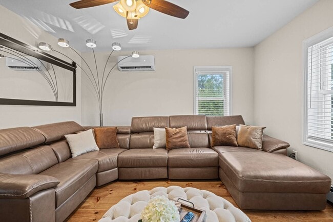 Building Photo - 266 Main St