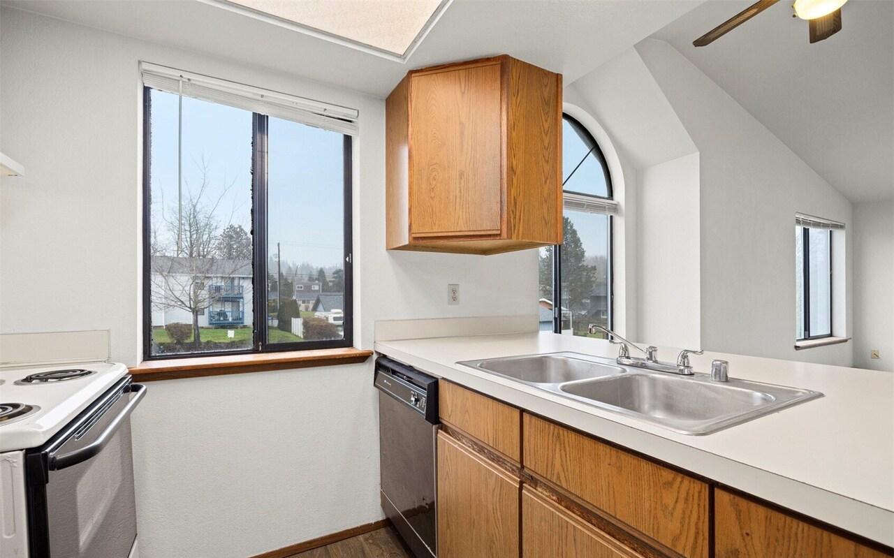Building Photo - 2324 Valencia St
