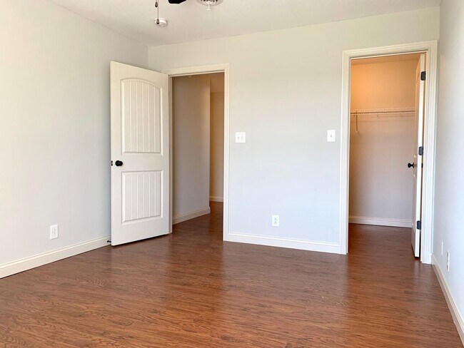 Building Photo - 1533 Edgewater Ln