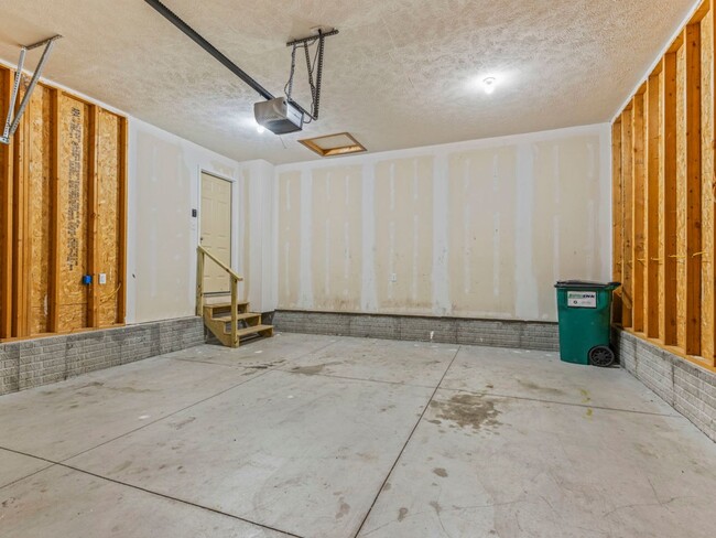 Building Photo - Beautiful Finishes in Newer Neighborhood
