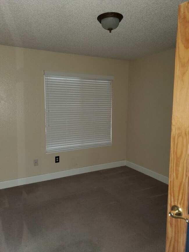 Building Photo - 3 bedroom 2 bath with Pool Off of Oakdale Road