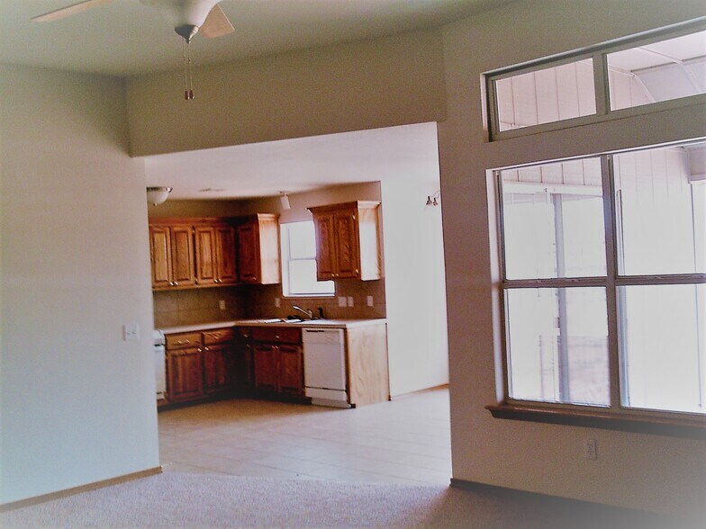 Building Photo - 715 E Elder Ln
