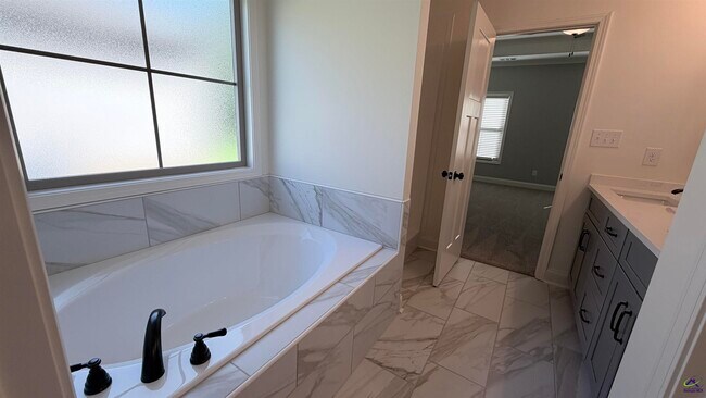 Building Photo - 524 Bristleleaf Path