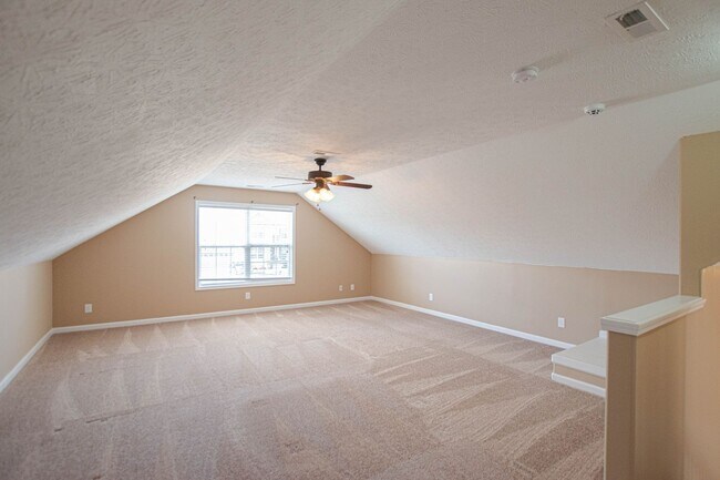 Building Photo - Pet Friendly Three Bedroom with Bonus!