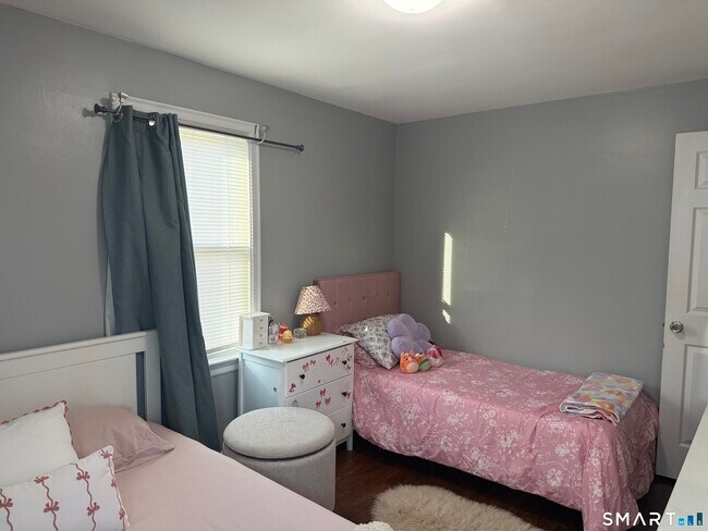 Building Photo - 507 Queen St