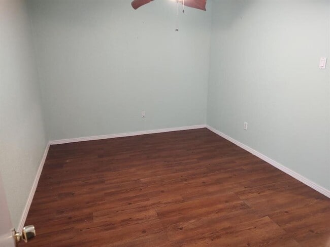 Building Photo - 2000 Bahama Dr