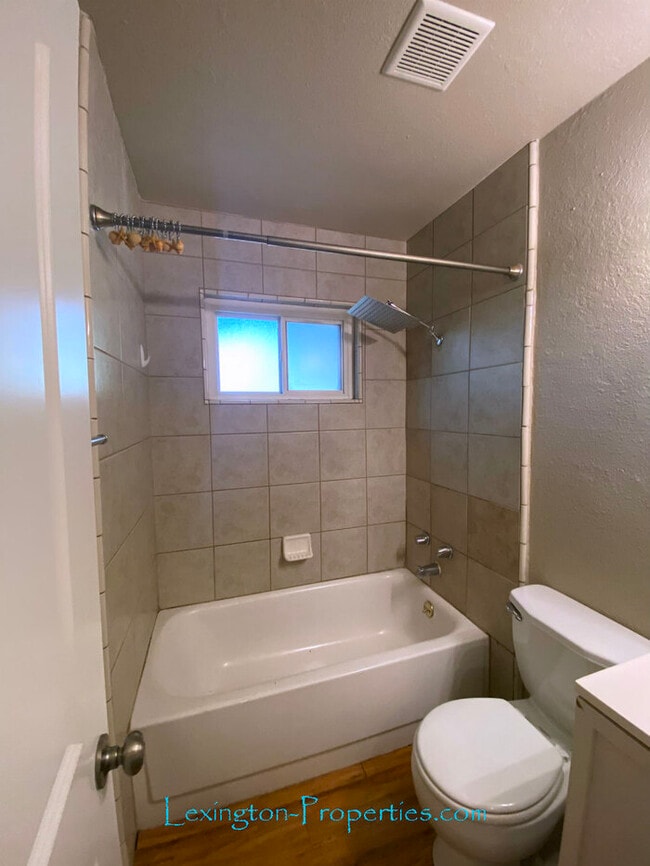Building Photo - Beautifully Updated, 2BD/1BA, Duplex Home ...