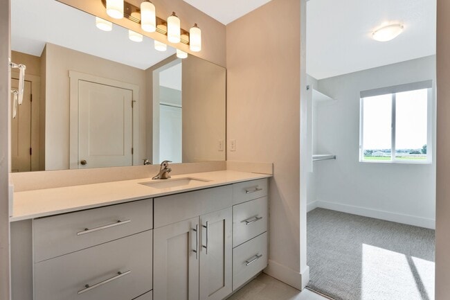 Building Photo - Beautiful 3 Bed, 2.5 Bath Town Home Located in the Sycamore Place Community in West Haven! Availa...