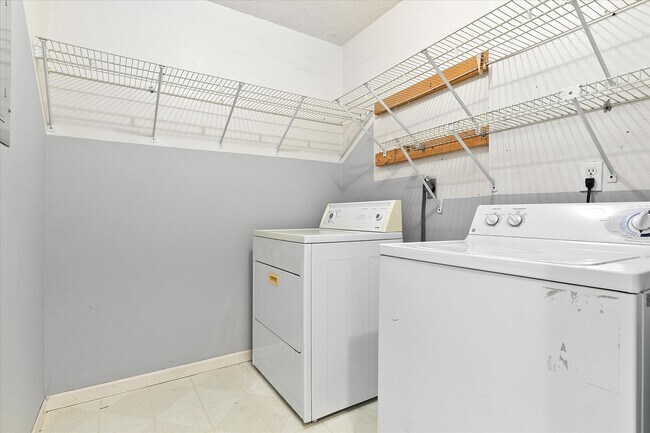 Building Photo - 2636 Villa Park Dr