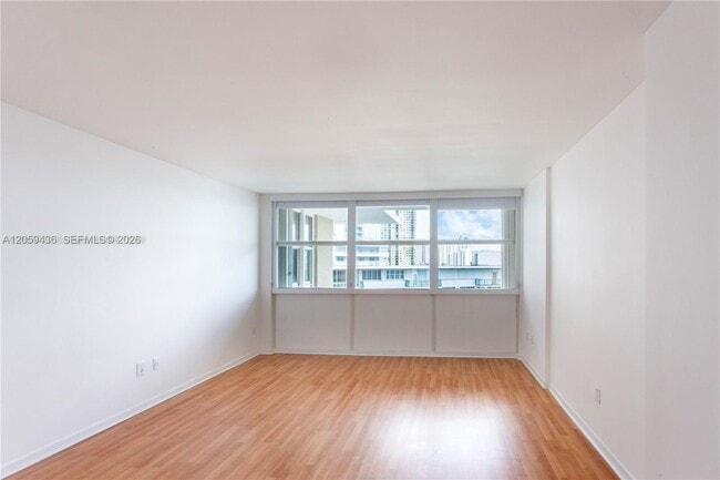 Building Photo - 1420 Brickell Bay Dr