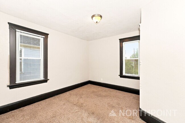 Building Photo - 10911 Hathaway Ave