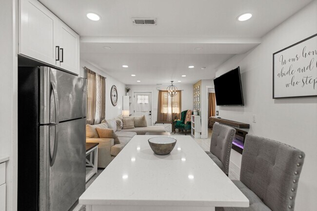Building Photo - Single Family Home, 2 bed/1 bath $1,350 One-Story