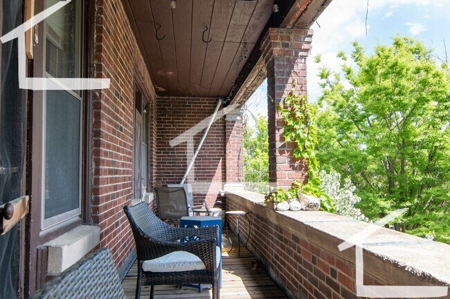 Building Photo - 9/1 Spacious 2BR w/heat inc, balcony on Br...