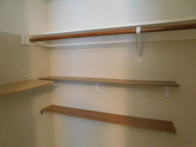 Building Photo - Spacious 3bd 2.5ba Quiet location.