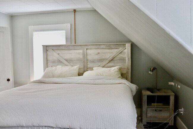 Building Photo - 10 Cushing St