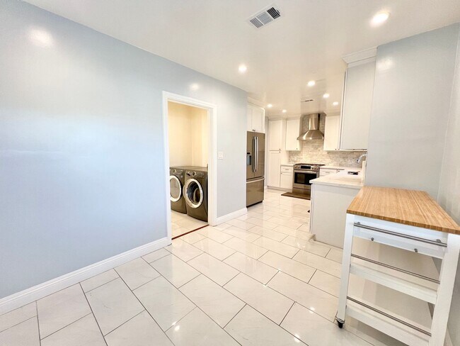 Building Photo - Charming Bixby Knolls Corner Home with Yard, Cabana, & A/C