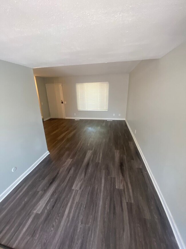 Building Photo - Renovated 3 bed, 2.5 bath Townhome in Aurora
