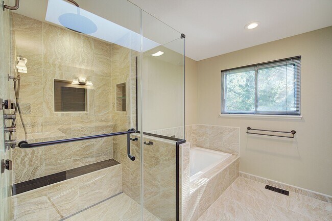 Building Photo - 3bd/2.25ba Sammamish Home