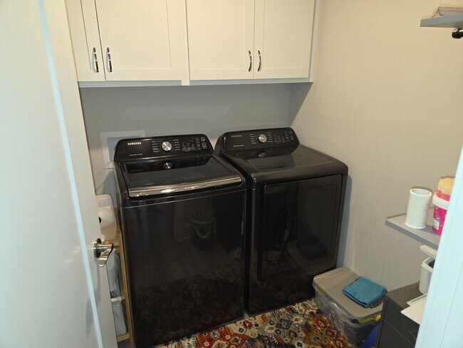 Building Photo - 3 bd, 2 ba house in E Columbia in great move-in shape, fenced, corner lot, w/d provided.