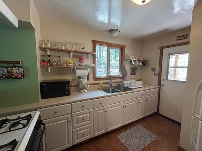 Building Photo - Furnished Seasonal Rental